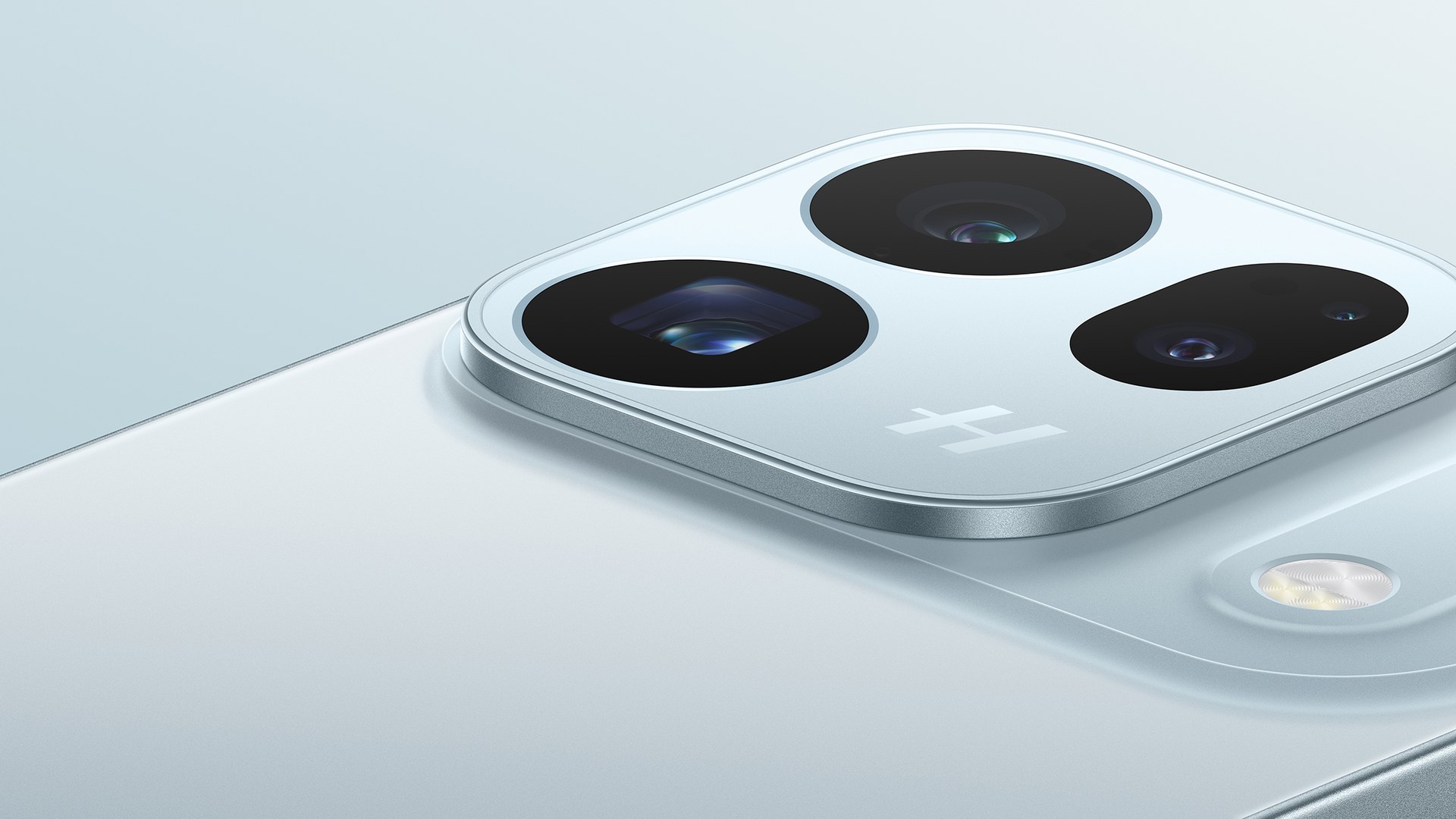 Close-up of the triple 200MP camera cluster of the OPPO Find X10 Pro Max