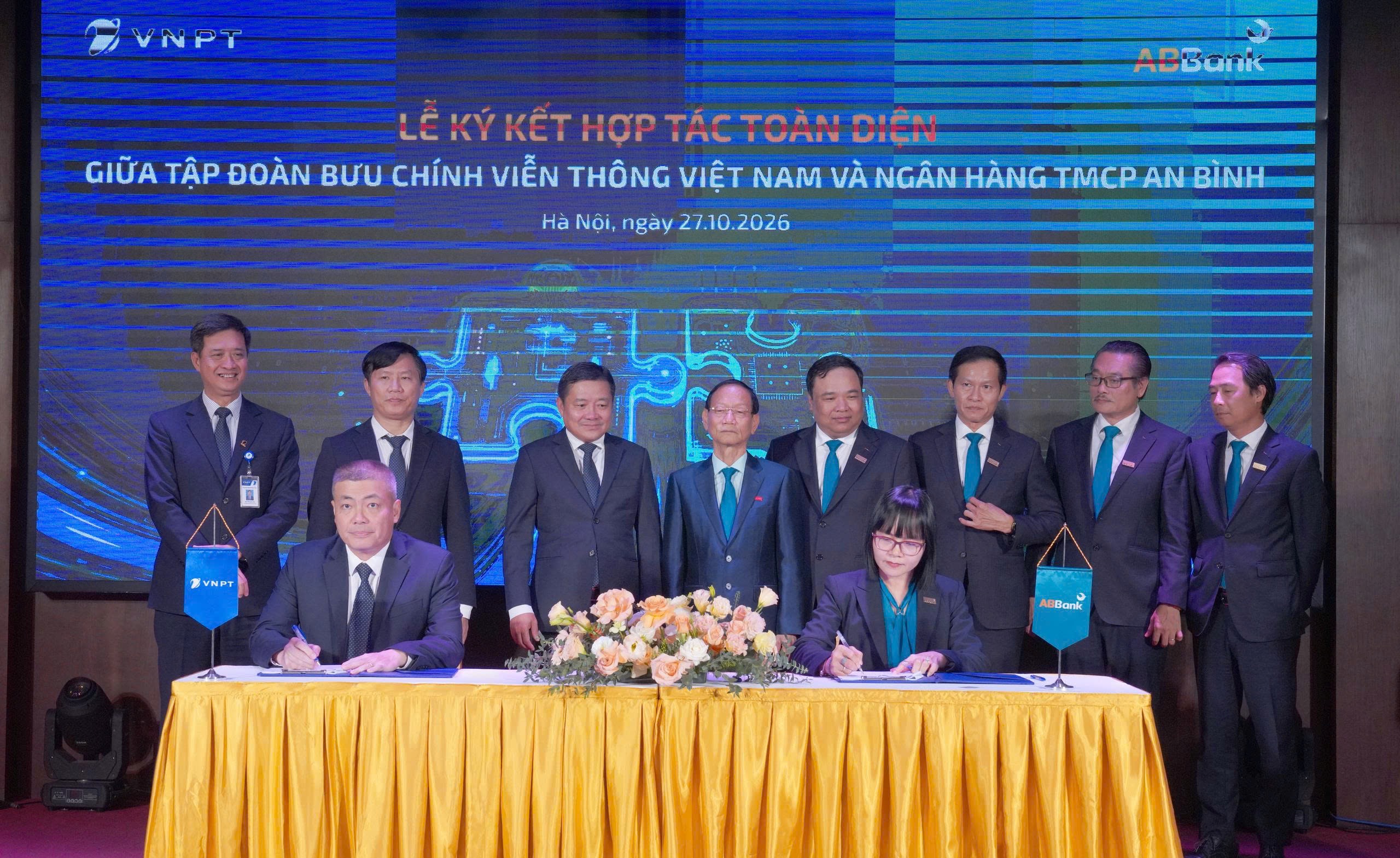 Ngo Dien Hy, Deputy CEO of VNPT, and Nguyen Thi Huong, Deputy CEO of ABBank, sign the cooperation agreement between the two organisations