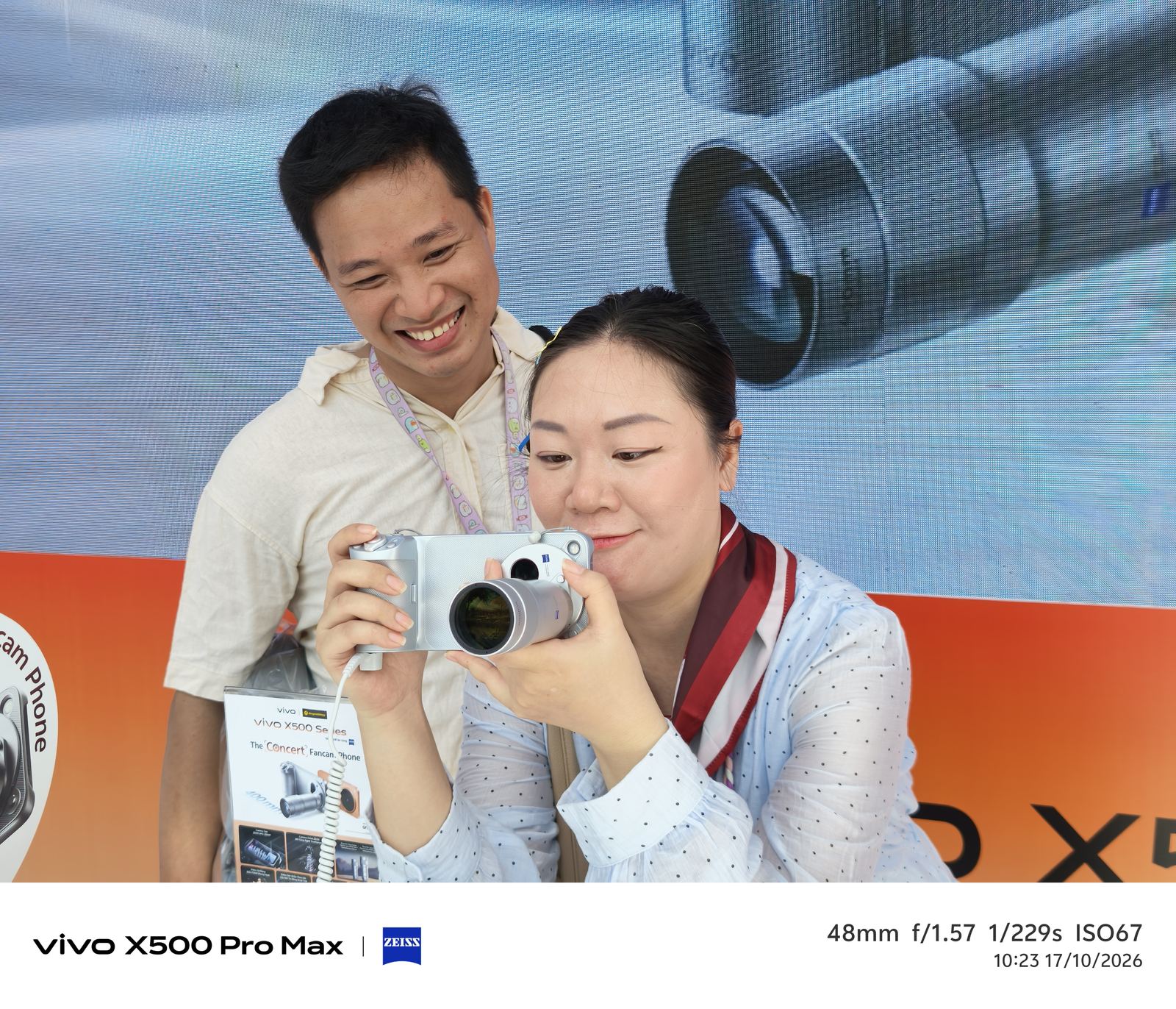 Visitors trying the vivo X500 Pro Max with camera grip at the ATVNCG 2026 concert experience zone