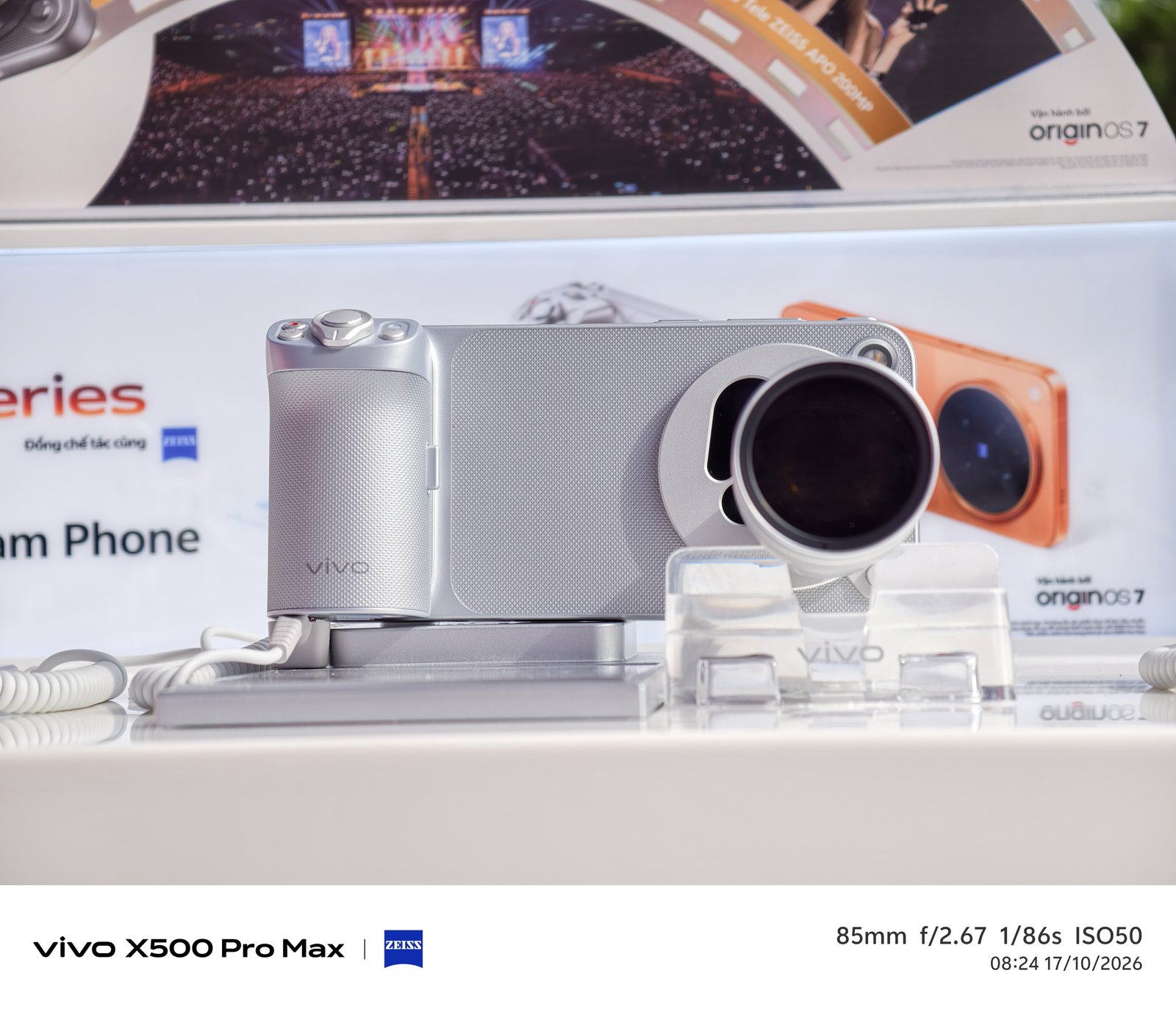 vivo X500 Pro Max with the ZEISS telephoto extender lens on a display stand